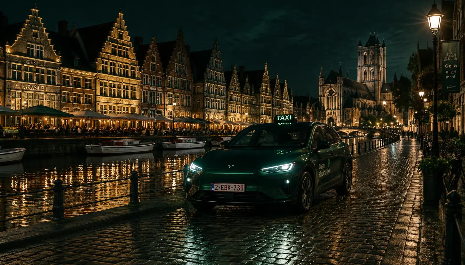 Taxisgroen-taxi aan de Graslei in Gent bij nacht